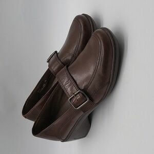 1147- Clarks Women's Shoes Size 9 M